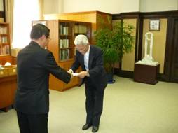 友清会長（写真の右側）が森市長へ意見書を提出